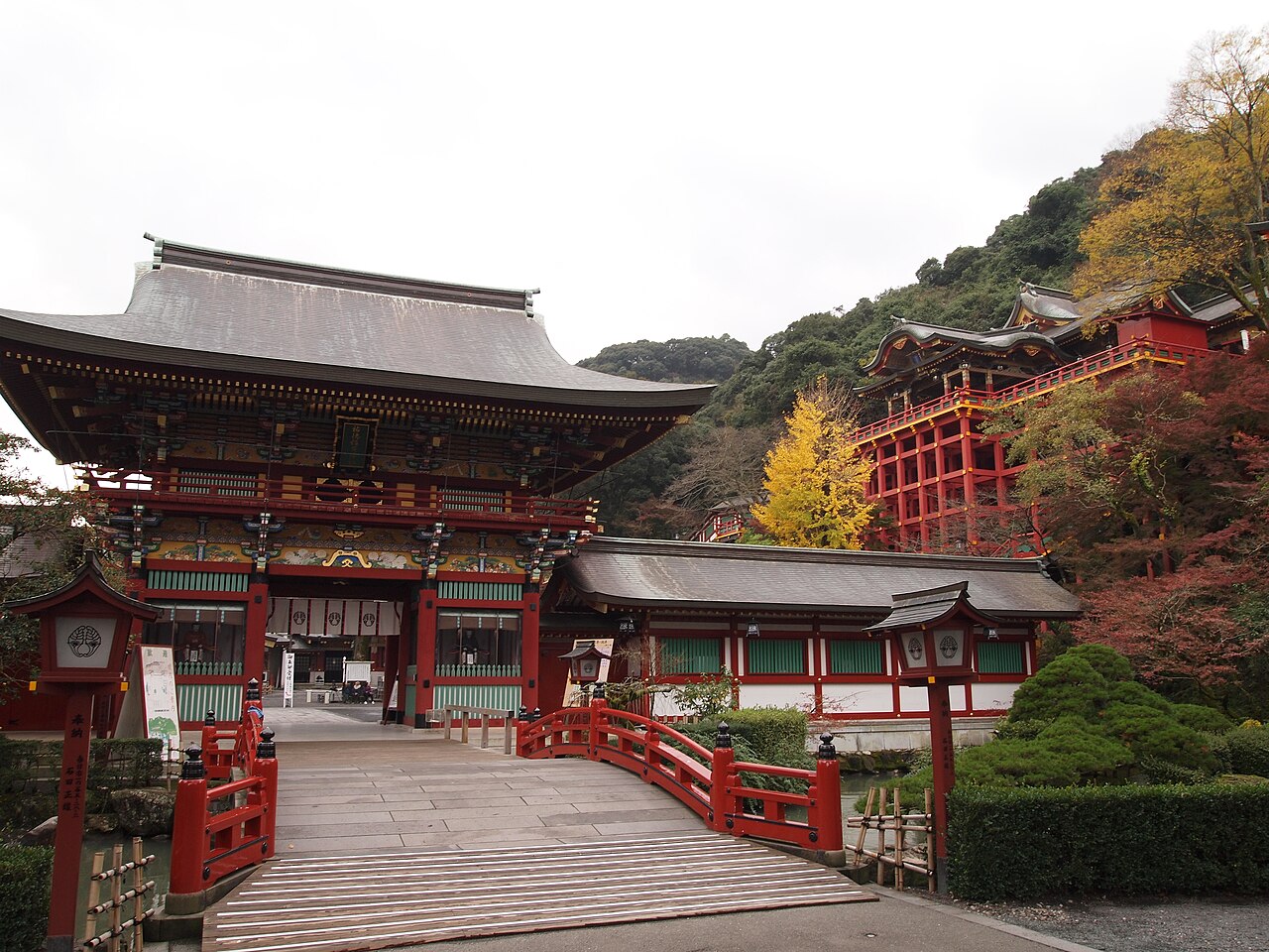ศาลเจ้ายูโทคุอินาริ — Yūtoku Inari Shrine